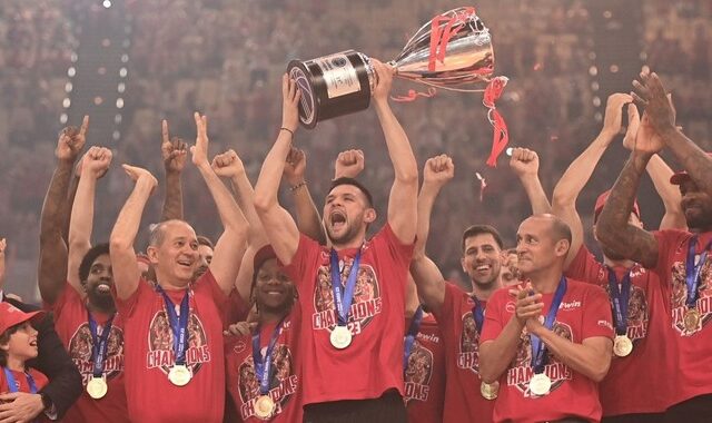 Ολυμπιακός: Η παρακάμερα από τη φιέστα έχει ανακούφιση, καπνογόνα και πολλά αυτόγραφα