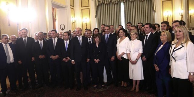 Ορκίστηκε η νέα κυβέρνηση: Η ώρα της παράδοσης – παραλαβής στα υπουργεία