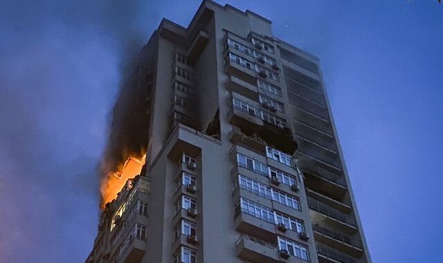 Πόλεμος στην Ουκρανία: Πυραυλική επίθεση σε ουρανοξύστη στο Κίεβο – Τουλάχιστον τρεις νεκροί