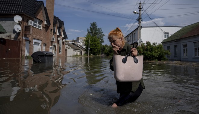Χερσώνα: Πέντε νεκροί από τις πλημμύρες – “Πυρά” Ζελένσκι κατά διεθνών οργανισμών