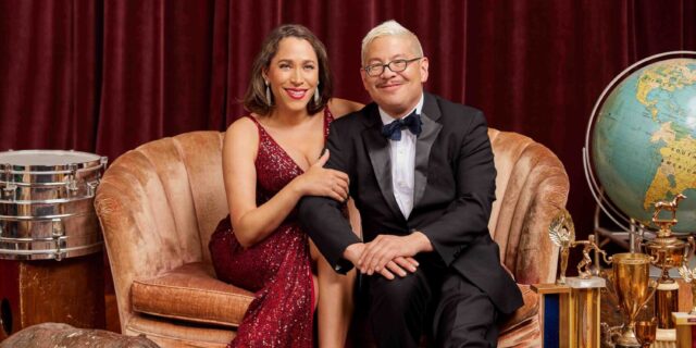 Pink Martini στο NEWS 24/7: Παλαιό Χόλιγουντ και τα “Παιδιά του Πειραιά” από μία μπάντα-οικογένεια