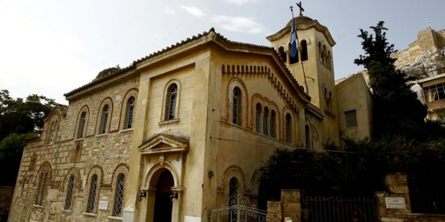 Άγ. Νικόλαος Ραγκαβά: Υπογραφές υπέρ του ιερέα με τα “κορίτσια παπαδάκια” – Και στα Χανιά Λειτουργία χωρίς όρους φύλου