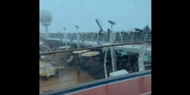 Βίντεο: Ισχυρή καταιγίδα “χτυπάει” κρουαζιερόπλοιο – Ξαπλώστες στον αέρα και ουρλιαχτά