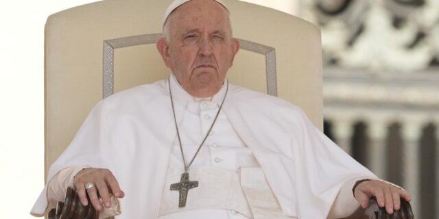 Ο πάπας Φραγκίσκος καλεί τους ιερείς “να ακούν την κραυγή οδύνης” των θυμάτων σεξουαλικής κακοποίησης