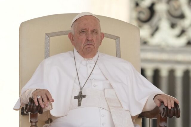 Ξανά στο νοσοκομείο ο πάπας Φραγκίσκος – Θα υποβληθεί σε επέμβαση
