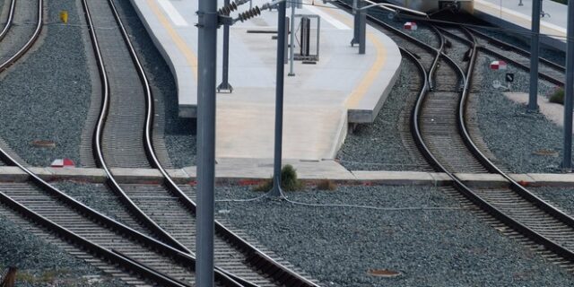 Οινόφυτα: Φωτιά δίπλα στις γραμμές του Προαστιακού – Καθυστερήσεις στα δρομολόγια