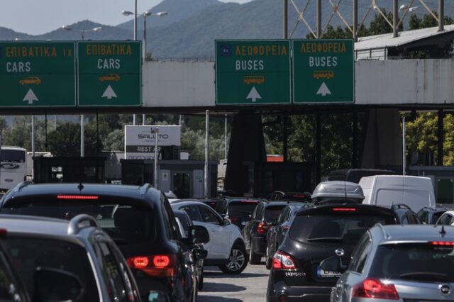 Έξαλλοι οι Βαλκάνιοι τουρίστες με τις καθυστερήσεις στα ελληνικά σύνορα – Τι γράφουν στα social media