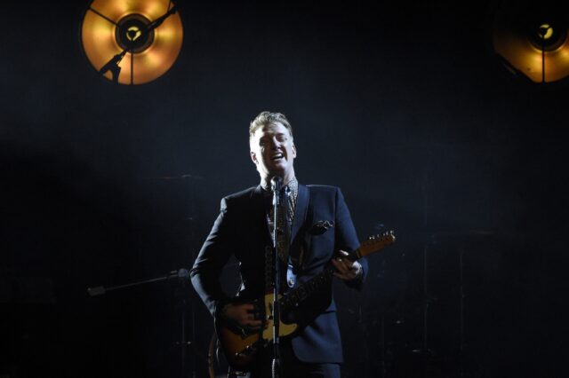 In Times New Roman: Ακούσαμε track by track τον νέο δίσκο των Queens of the Stone Age