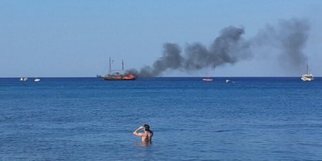 Ρόδος: Φωτιά σε τουριστικό πλοιάριο με 82 επιβάτες
