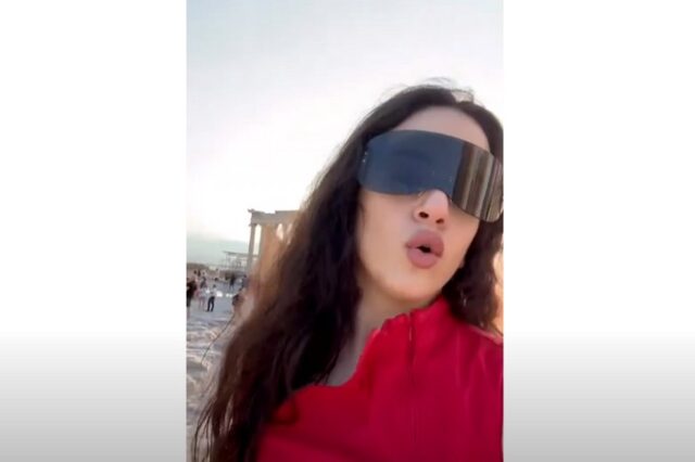 Rosalía: Βόλτα στην Ακρόπολη λίγο πριν την εκρηκτική συναυλία της – Δείτε βίντεο