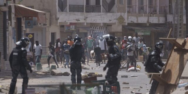 Σενεγάλη: Εννέα νεκροί σε ταραχές μετά την καταδίκη ηγέτη της αντιπολίτευσης