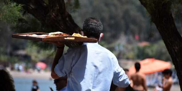 Οι τουρίστες αυξάνονται, οι εργαζόμενοι στον τουρισμό μειώνονται