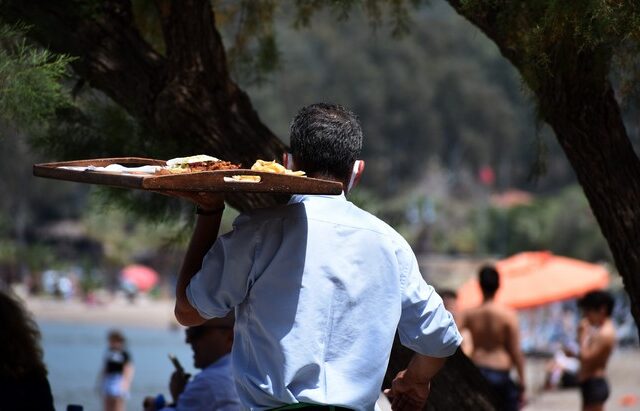 Οι τουρίστες αυξάνονται, οι εργαζόμενοι στον τουρισμό μειώνονται