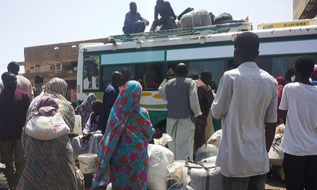 Σουδάν: Αεροπορικές επιδρομές και “βροχή οβίδων” στο Χαρτούμ – Φόβοι για νέα μαζική επίθεση