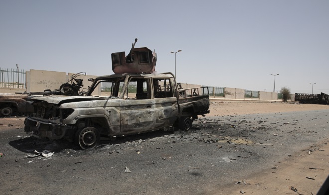 Πόλεμος στο Σουδάν: Ο στρατός διακόπτει τις διαπραγματεύσεις και βγάζει το βαρύ πυροβολικό