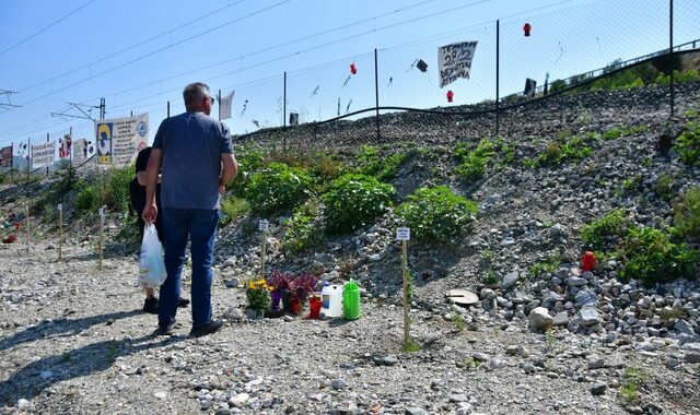 Τέμπη: Φύτεψαν δεντράκια στο σημείο του δυστυχήματος – Συγκινητικές εικόνες