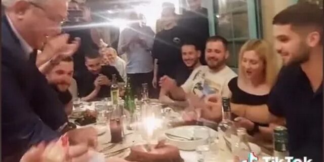Επαναστατικά χρόνια πολλά: Ο Κουτσούμπας πήγε τούρτα και έγινε viral στο TikTok