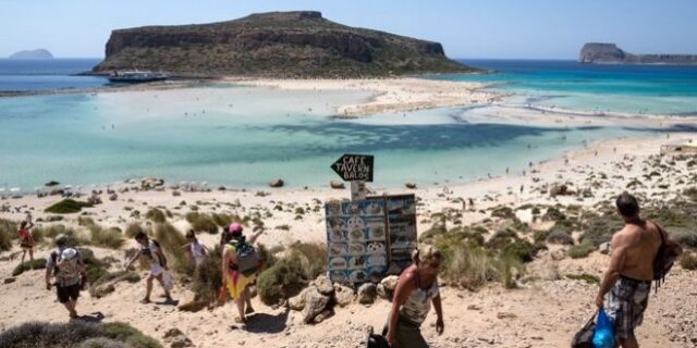 Διακοπές με το άγχος της τσέπης για τους Έλληνες