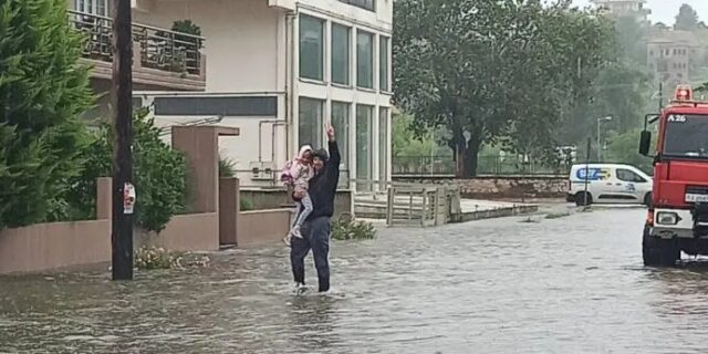 Τρίκαλα: Η Πυροσβεστική βγάζει τα παιδιά από πλημμυρισμένο σχολείο