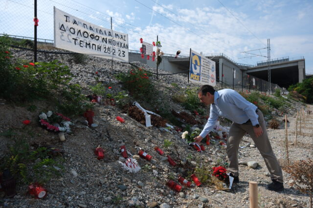 Λουλούδια στον τόπο της τραγωδίας των Τεμπών άφησε ο Αλέξης Τσίπρας