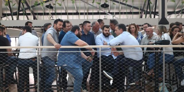 Εκλογές 2023: Στιγμές χαλάρωσης για τους πολιτικούς αρχηγούς, λίγο πριν τις κάλπες