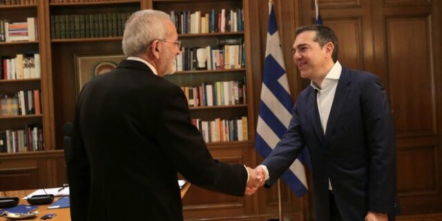 Τσίπρας σε Σαρμά: Η Άγκυρα τρίβει τα χέρια της με τους χειρισμούς Μητσοτάκη στο θέμα της Θράκης