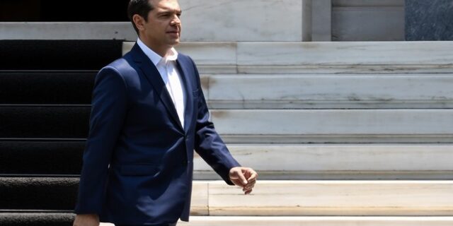 Αλέξης Τσίπρας: Στο Μέγαρο Μαξίμου για την έκτακτη συνάντηση με τον Σαρμά
