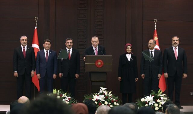 Υπουργικό συμβούλιο Τουρκίας: Ο “φύλακας των μυστικών”, ο στρατιωτικός καριέρας και ο “τσάρος” της οικονομίας