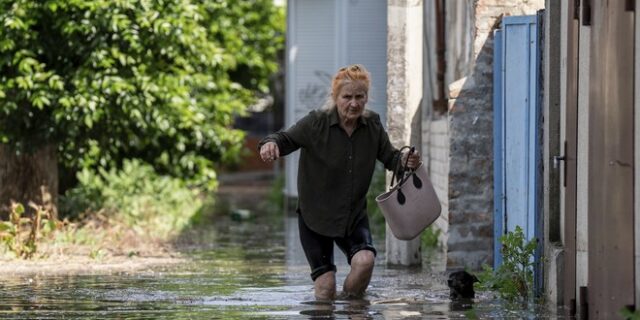 Ουκρανία: Μαζικές εκκενώσεις μετά την ανατίναξη του φράγματος – Για “σοβαρές και εκτεταμένες συνέπειες” προειδοποιεί ο ΟΗΕ