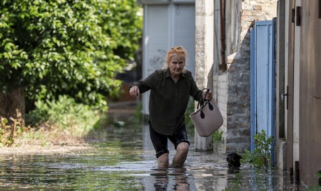 Ουκρανία: Μαζικές εκκενώσεις μετά την ανατίναξη του φράγματος – Για “σοβαρές και εκτεταμένες συνέπειες” προειδοποιεί ο ΟΗΕ