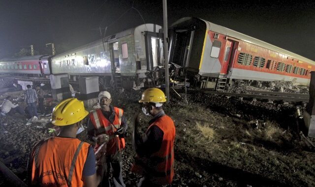 Ινδία: Τουλάχιστον 288 νεκροί από τη σύγκρουση τριών τρένων – Πάνω από 850 τραυματίες