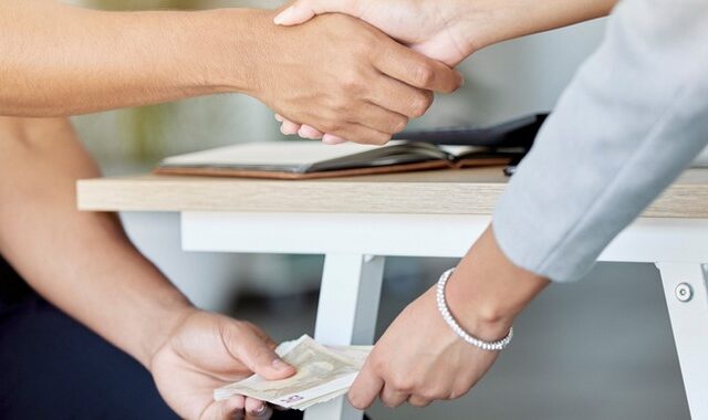 ΔΥΠΑ : Συνελήφθη υπάλληλος για δωροληψία – Ζητούσε χρηματικό αντάλλαγμα για να καλύπτει εταιρείες