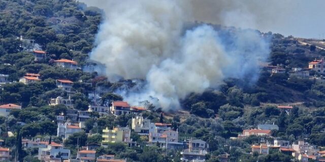 Οριοθετήθηκε η φωτιά στην Αρτέμιδα – Επιχειρούν επίγεια και εναέρια μέσα