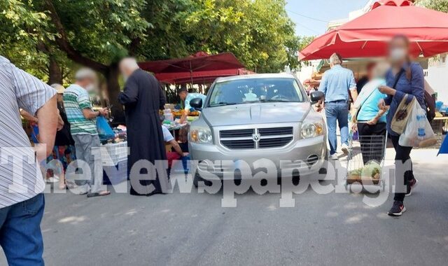 Βόλος: Ιερέας έπεσε με το αυτοκίνητο σε λαϊκή αγορά και παρέσυρε πεζή