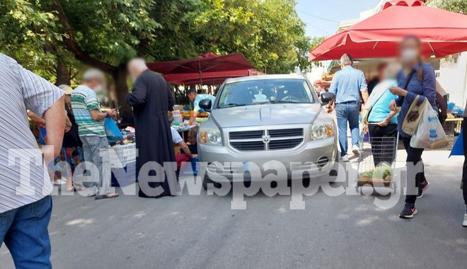 Βόλος: Ιερέας έπεσε με το αυτοκίνητο σε λαϊκή αγορά και παρέσυρε πεζή