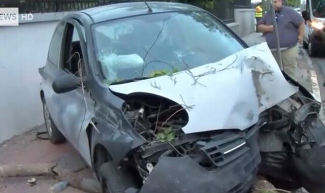 Τροχαίο ατύχημα στην Πειραιώς – Αυτοκίνητο έπεσε σε δέντρο μετά από καταδίωξη