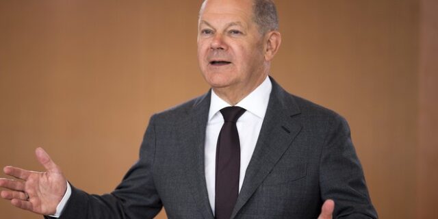 Γερμανία: Απίστευτο ξέσπασμα Σολτς κατά συγκεντρωμένων που τον είπαν “πολεμοκάπηλο” – Βίντεο