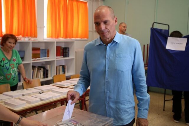 Ο Γιάνης Βαρουφάκης ψήφισε στο Παλαιό Φάληρο – “Ψήφο ψήφο φτάνουμε τον στόχο μας”