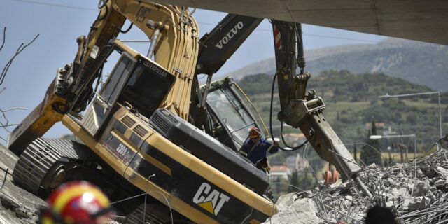 Πάτρα:  Σε εξέλιξη οι έρευνες στα συντρίμμια της γέφυρας που κατέρρευσε