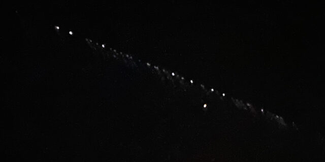 Τι είναι αυτές οι κουκίδες που τρέχουν στον νυχτερινό ουρανό της Ελλάδας