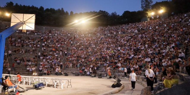 Οι “Σφήκες” και άλλες τραγωδίες και κωμωδίες που γιούχαρε το κοινό