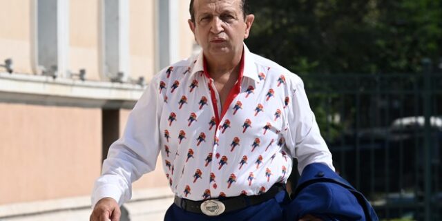 Σπύρος Μπιμπίλας: Ο συμβολισμός πίσω από το πουκάμισο με τους παπαγάλους