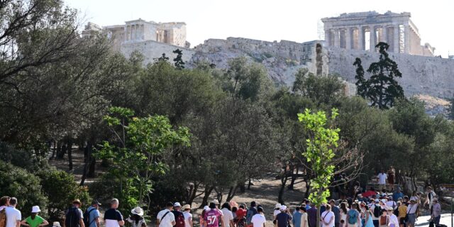 Προσοχή στις παραπλανητικές διαφημίσεις- Μπορεί τελικά κάποιος να παρακάμψει τις ουρές της Ακρόπολης;