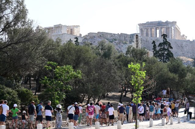 Προσοχή στις παραπλανητικές διαφημίσεις- Μπορεί τελικά κάποιος να παρακάμψει τις ουρές της Ακρόπολης;