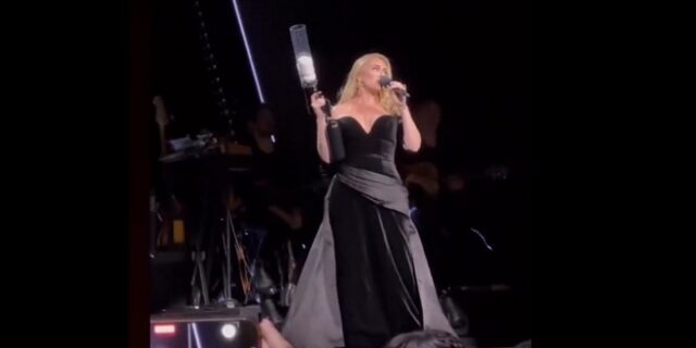 Adele: “Απείλησε” τους φανς σε συναυλία της – “Αν τολμήσεις να μου πετάξεις κάτι, θα σε σκοτώσω”