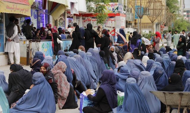 Αφγανιστάν: “Λουκέτο” στα ινστιτούτα αισθητικής διέταξαν οι Ταλιμπάν