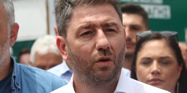 Ο Ανδρουλάκης στις πληγείσες περιοχές στη Σαρωνίδα – Συνεδριάζει η Κοινοβουλευτική Ομάδα