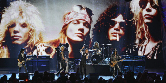 Οι Guns N’ Roses “σφυροκόπησαν” το ΟΑΚΑ – Τραγουδήσαμε όλοι στα γενέθλια του Slash 