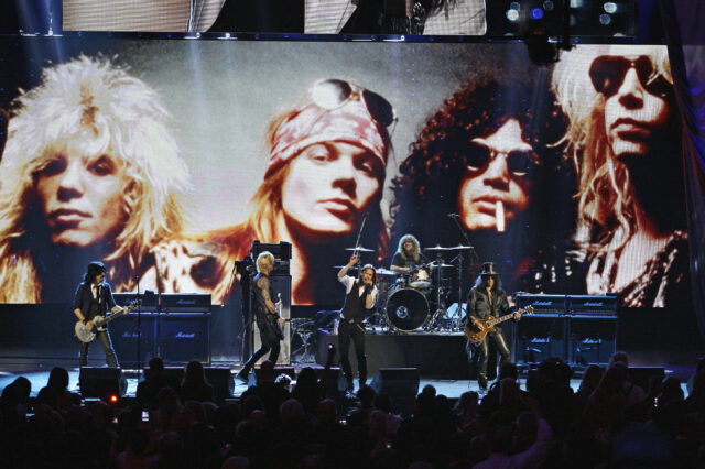 Οι Guns N’ Roses “σφυροκόπησαν” το ΟΑΚΑ – Τραγουδήσαμε όλοι στα γενέθλια του Slash 