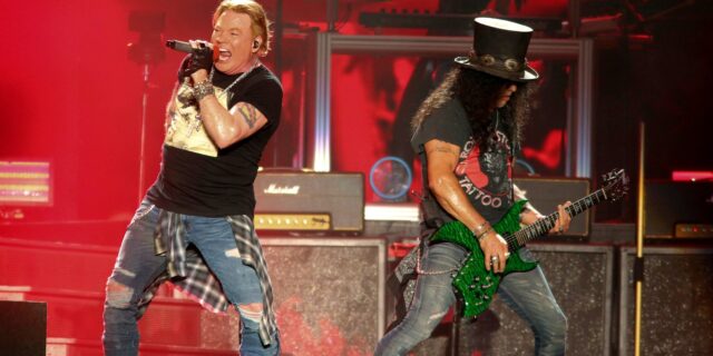 Guns N’ Roses: Αντίστροφη μέτρηση με 10 ροκ ύμνους που περιμένουμε να “απογειώσουν” το ΟΑΚΑ